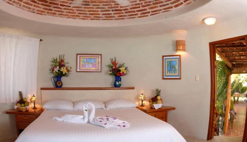 Suite, 1 King Bed, Garden View (with shared terrace)