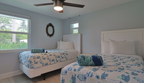 511 Avenida De Mayo, Siesta Key, FL W/Pool