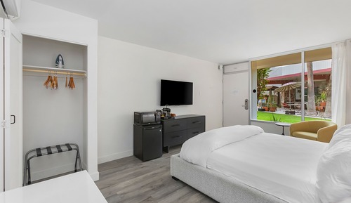 Suite, 1 Queen Bed, Non Smoking, Courtyard View