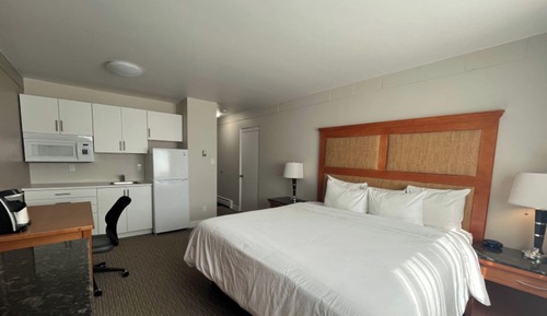 Deluxe Studio, 1 King Bed, Kitchenette