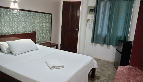 Deluxe Room, 1 Queen Bed, Non Smoking, Garden View