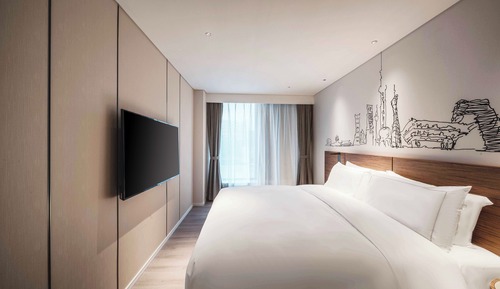 Audio-visual King Room