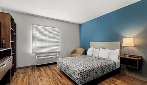 Suite, 1 Queen Bed, Accessible, Non Smoking (Accessible Tub)