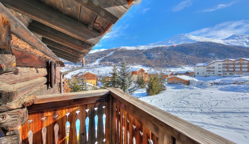 Family Chalet, 4 Bedrooms (Chalet Lidia Ski in-Ski out 50m)