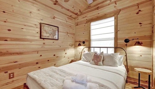 Cabin, 2 Queen Beds, Hot Tub (3167 Keese Rd)