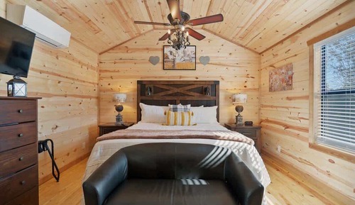 Cabin, 1 King Bed, Kitchen (411 E Main St #4)