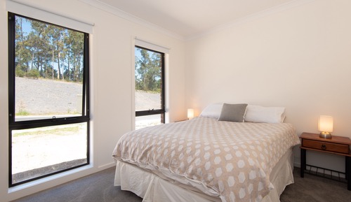 Comfort Room, 1 Queen Bed, Shared Bathroom, Garden View