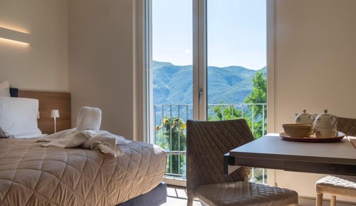 Family Studio, Mountain View, Mountainside (Lake Blues)