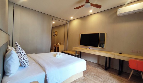 Deluxe Room, 1 King Bed, Pool View