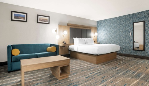 Single Room, 1 King Bed, Non Smoking, Refrigerator & Microwave (with Single Sofabed)