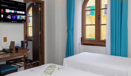 Fratello, City View, 1 Queen Bed & 2 Twin Beds with Window