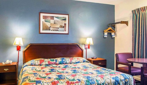 Basic Single Room, 1 King Bed, Non Smoking