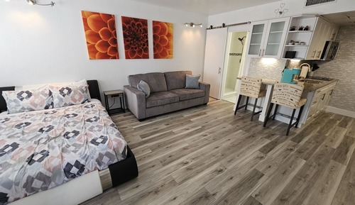 Romantic Studio, 1 Queen Bed with Sofa bed, Balcony, Partial Lake View