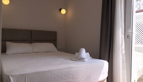 Standard Room, 1 Queen Bed, Non Smoking, Patio