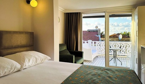 Deluxe Room, 1 Bedroom, Non Smoking, Partial Sea View