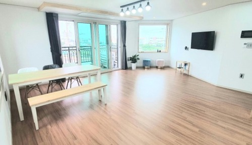 Room (Room 201)