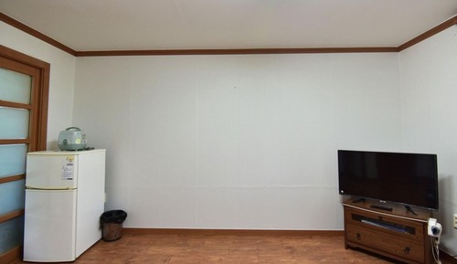 Room (Room 102)