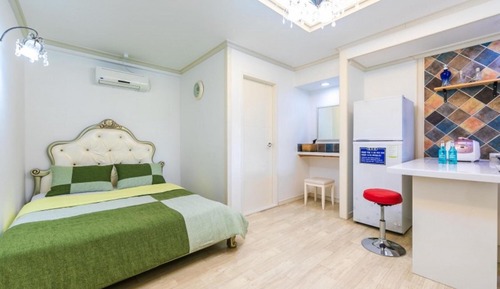 Room (Echo)