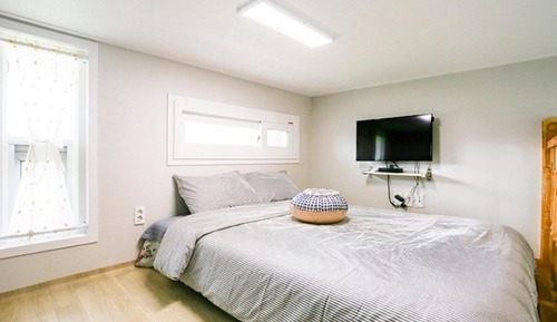 Room (Room 104)