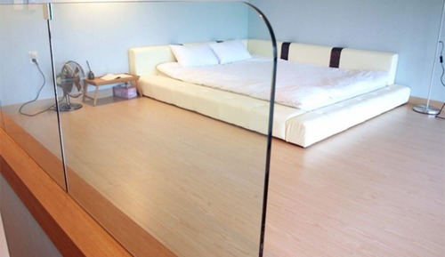 Room (302)