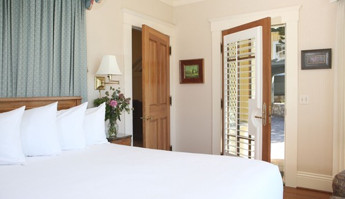 Luxury Room, 1 Queen Bed, Partial Ocean View