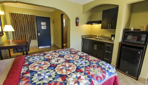 Studio, 2 Queen Beds, Kitchenette, Pool View