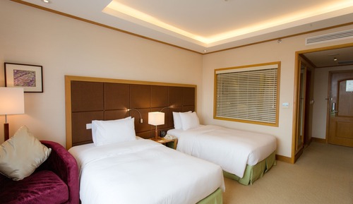 Room, 2 Twin Beds, City View