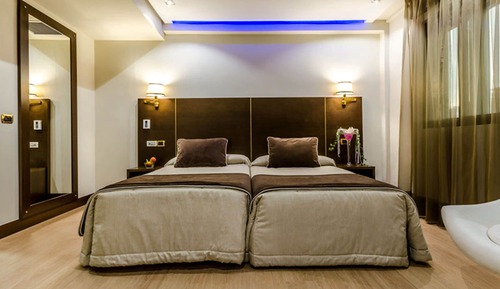 Classic Twin Room, Private Bathroom