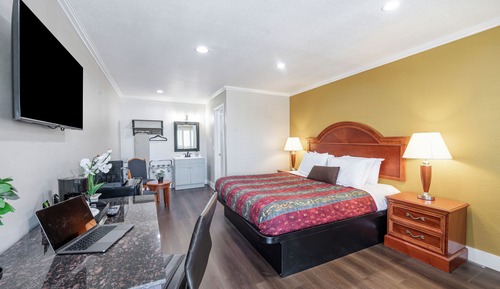 Deluxe Room, 1 King Bed, Accessible