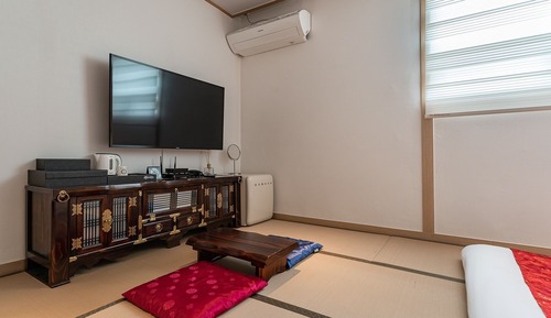 Room (Half moon room)