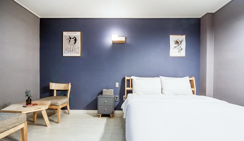 Room (Standard (non-smoking Netflix availab)