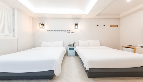 Room (Family (non-smoking double + double N)