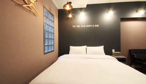 Room (Deluxe (Non-smoking Netflix available)