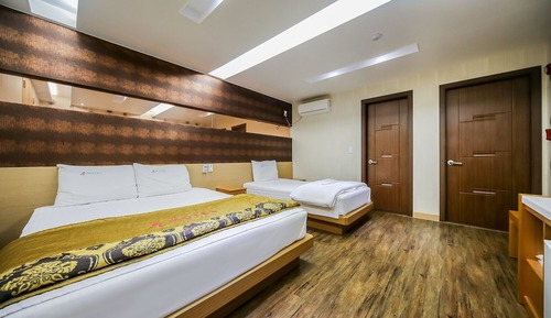 Room (Twin (2-person bed & 1-person bed/PC/)