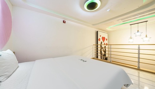 Room (Standard (hotel-style bedding Netflix)