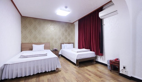 Room (Twin)