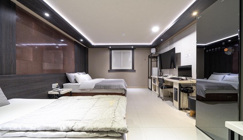 Room (Twin (King Mat + super single mat no )