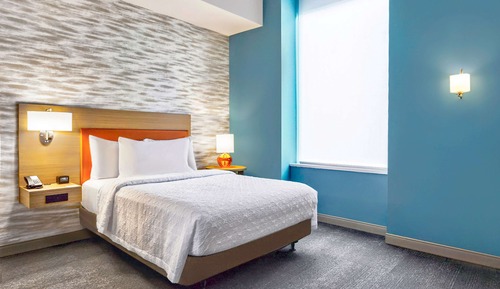 Suite, 1 Queen Bed, Accessible (Mobility & Hearing, Roll-in Shower)