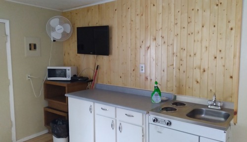 Deluxe 2 Bedroom Apt. 4 Beds w/kitchenette (Not Pet Friendly)