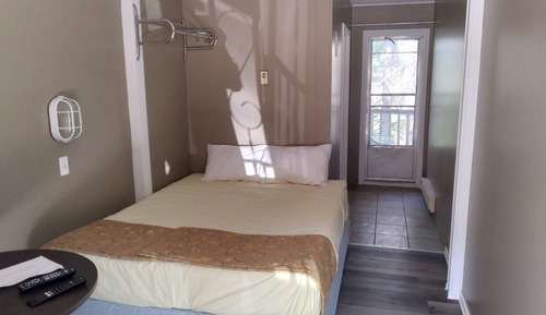 Small Double Room, 1 Queen bed, (Pet Friendly)