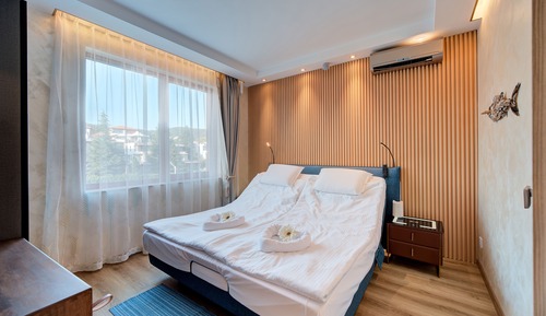 Luxury Apartment, 1 King Bed with Sofa bed, Sea View, Beachfront