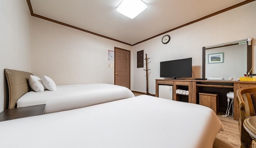 Room (Twin)