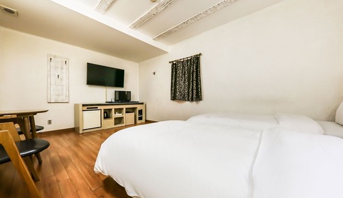 Room (Twin)
