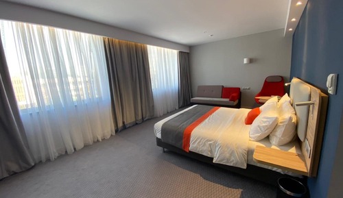 Standard Room, 1 Queen Bed, Accessible (Free Breakfast)