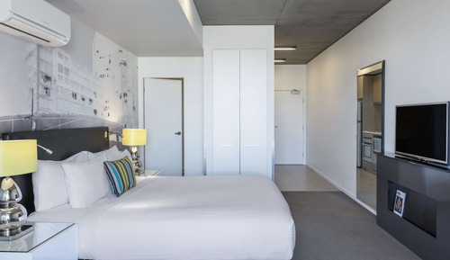 Deluxe Studio Apartment -Park View & Balcony