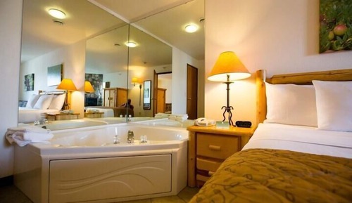 Suite, 1 King Bed (Sandhill Crane Suite)