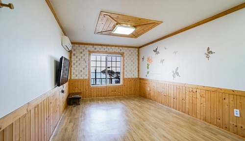 Room (Building B 101)