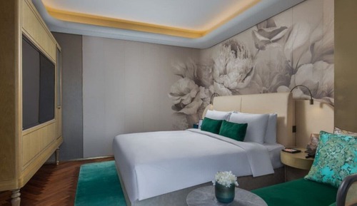 Grand Terrace Queen Room