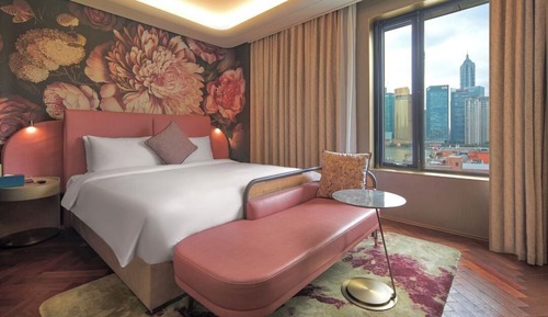 Deluxe City View Queen Room