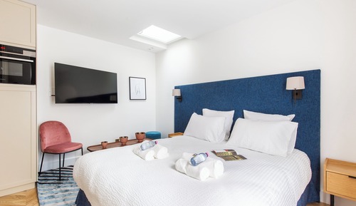 Classic Studio, 1 Queen Bed with Sofa bed, Non Smoking, Courtyard View